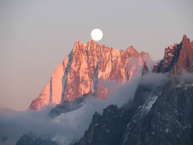 Lune sur les Jorasses