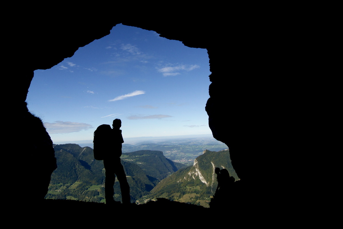 Dans la grotte à l'échelle