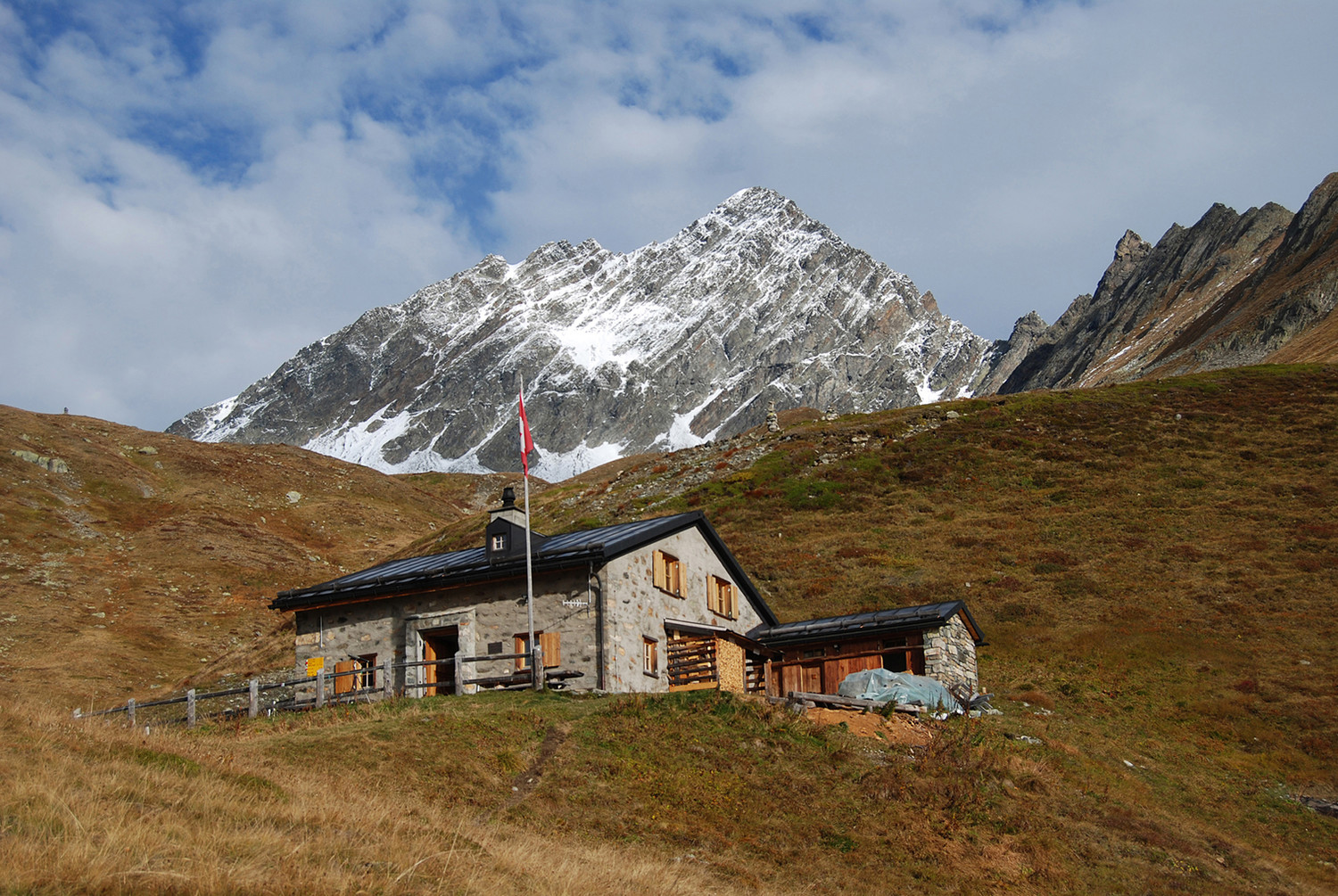 Chamonna dal Linard 2327 m, con il Piz Linard 3411 m.