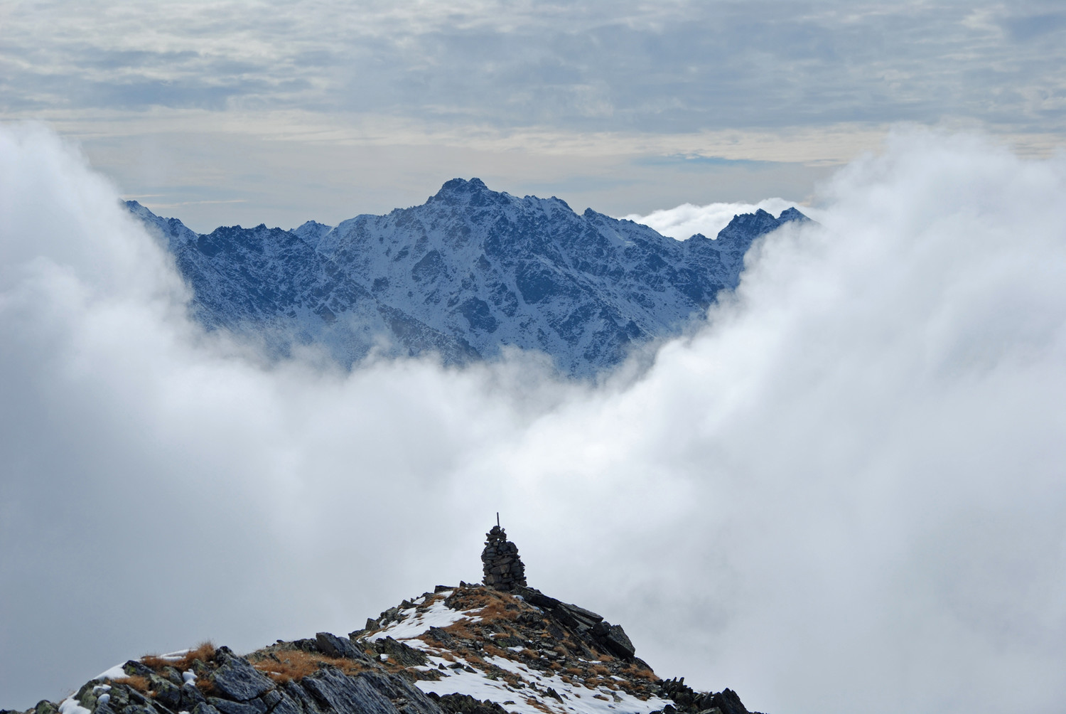Durante la salita al Piz Glims 2868 m dalla cresta SE, con vista sul Piz Arpiglias 3027, Bassa Engadina (GR-CH).