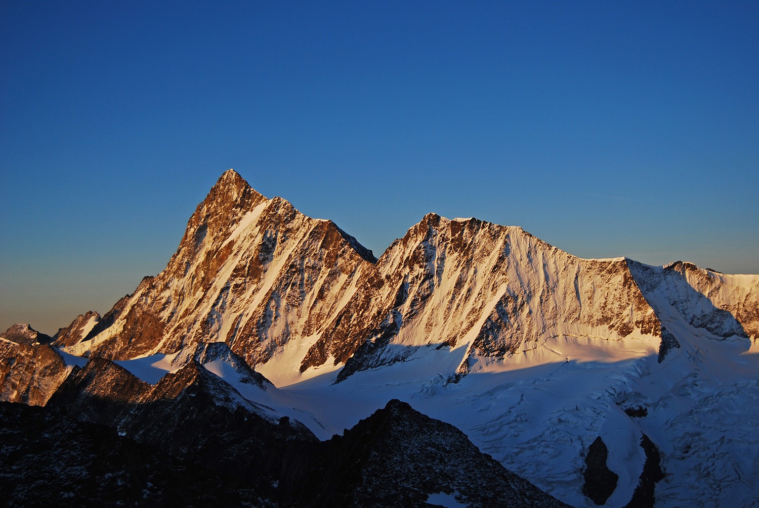 Alba su Finsteraarhorn 4274 m e sull'Agassizihorn 3946 m, salendo allo Schreckhorn 4078 m.
