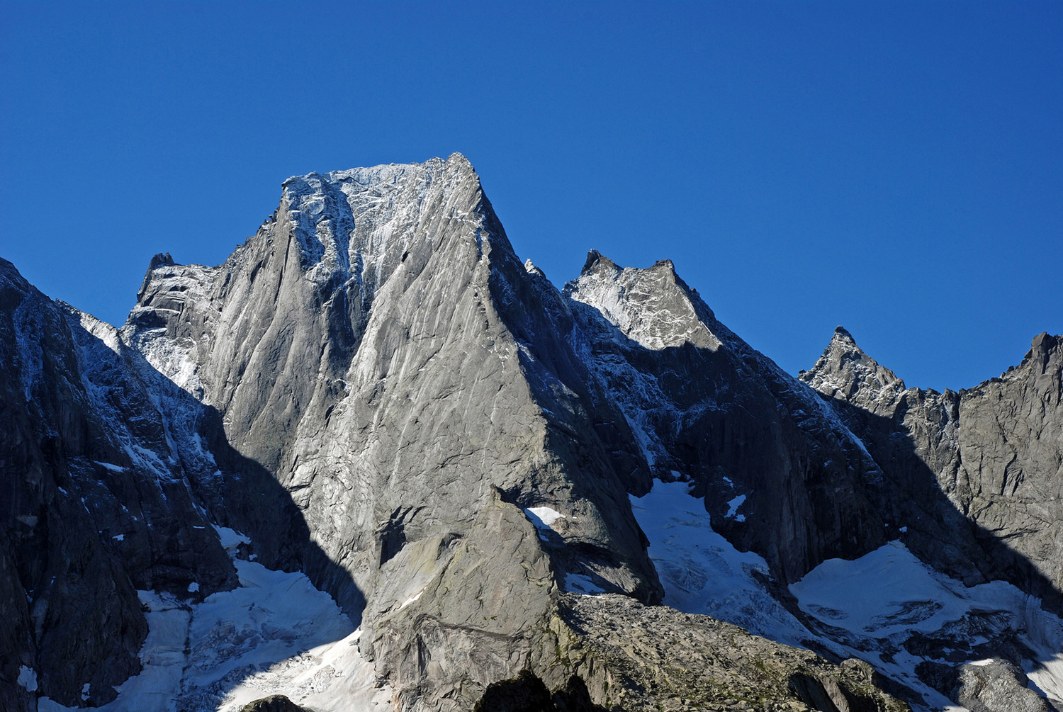 Il Pizzo Badile 3305 m, Punta Sant'Anna 3171 e Punta Trubinasca 2998 m dai I Mot 1973 m.