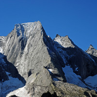 Il Pizzo Badile 3305 m, Punta Sant'Anna 3171 e Punta Trubinasca 2998 m dai I Mot 1973 m.