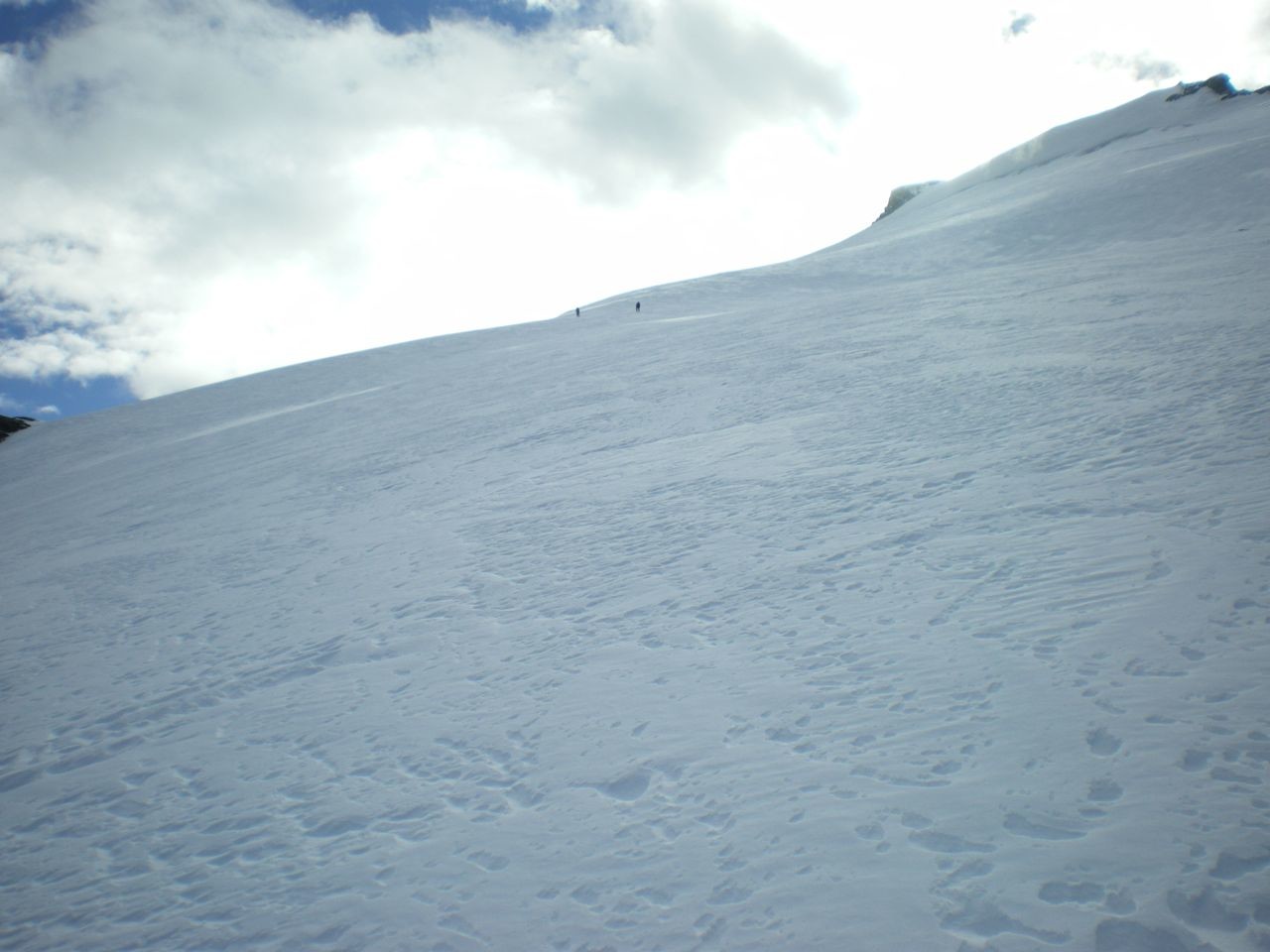 avant d'entamer la dernière section du glacier en pente plus raide et glace vive
