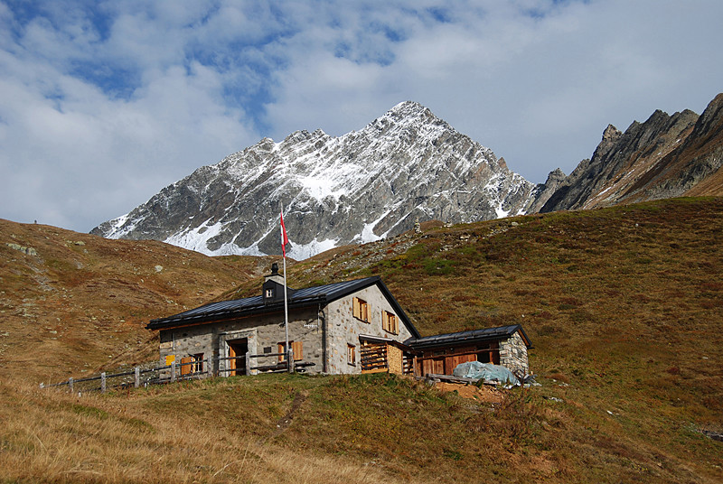 La Chamanna Linard 2327 m con il Piz Linard 3411.