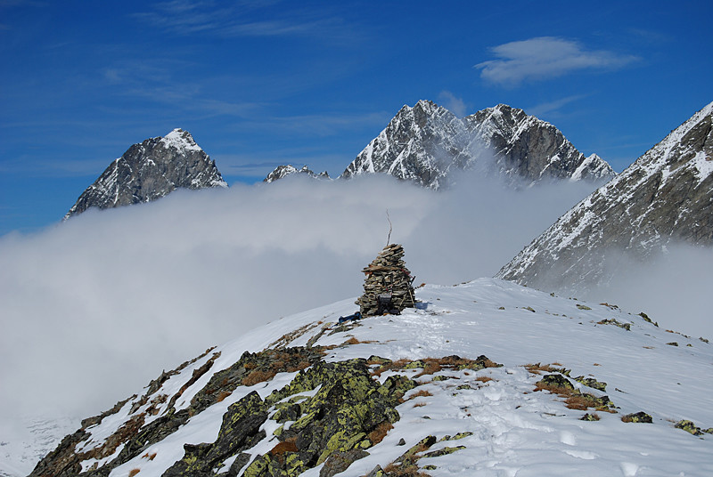 Le cime dei Plattenhörner 3220 m e 3101 m e 3200 m, dal Piz Glims 2868 m.