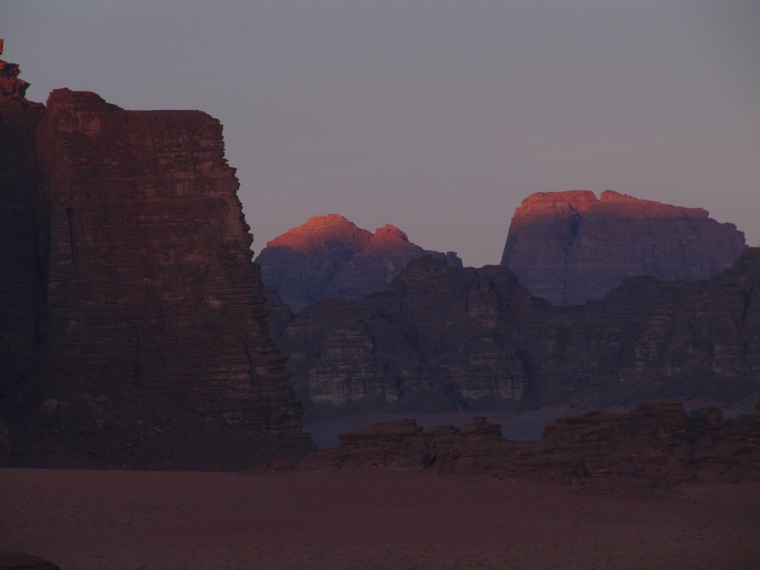 Lever de soleil sur les montagnes du Wadi Rum (Jordanie)