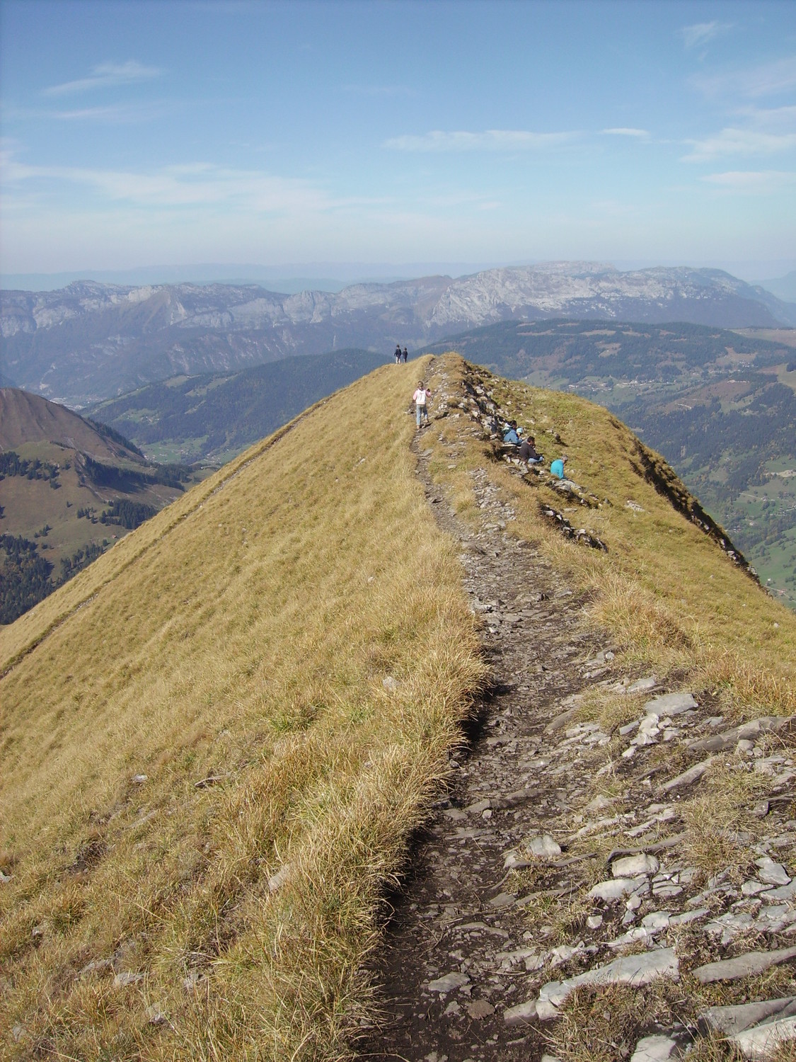 Fil dore dans le ciel: l'arete du Charvin