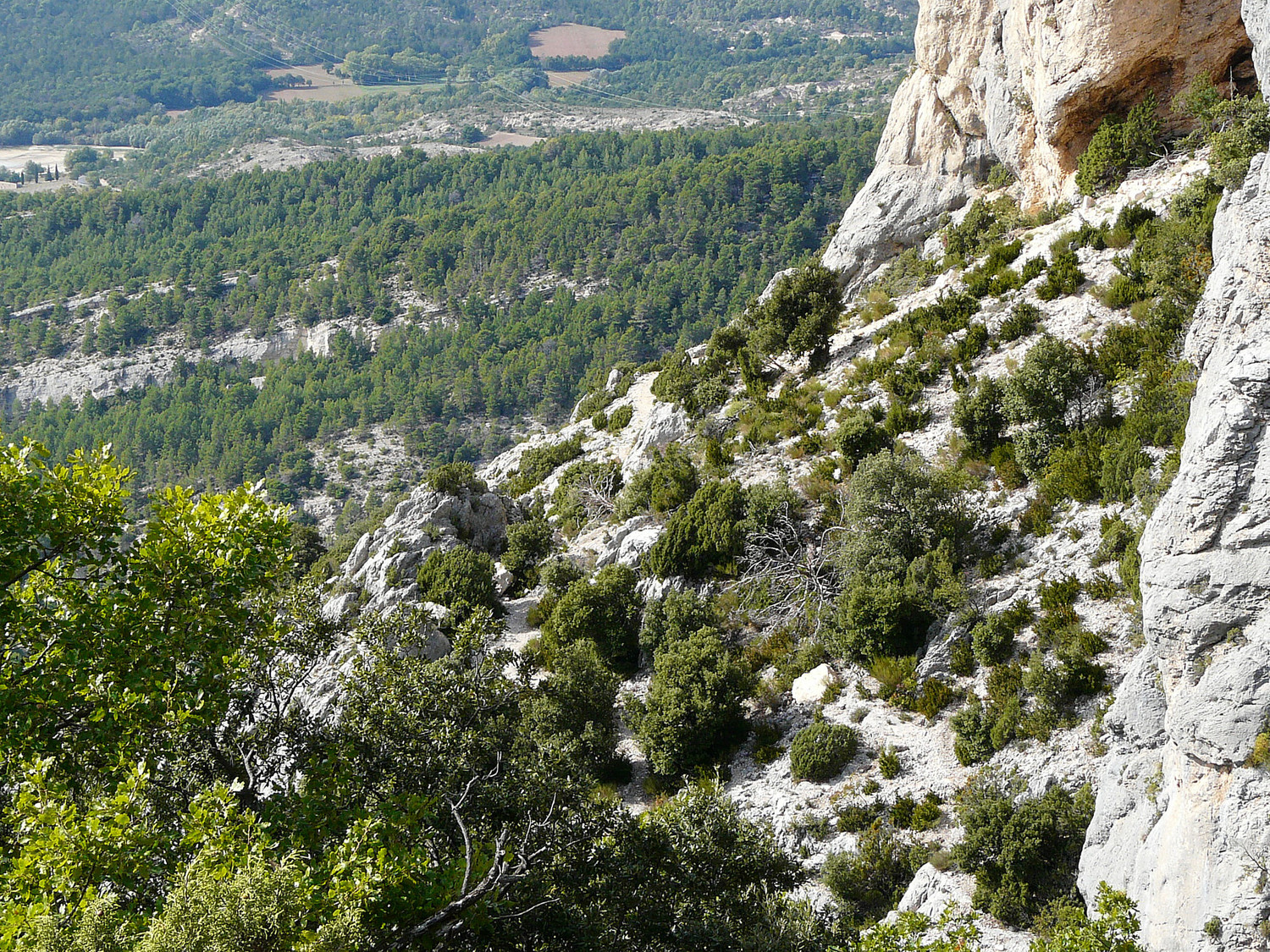 Passage du chemin sur les grandes terrasses de la falaise