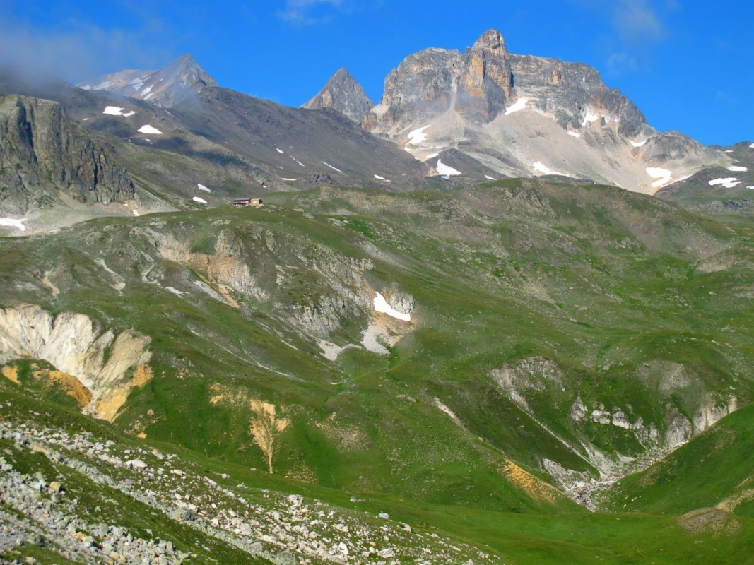 le Mont Thabor sous les bises nuageuses et le refuge du même nom dominé par le Cheval Blanc
