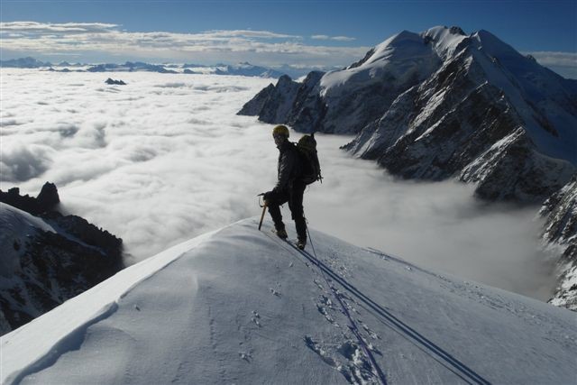 Sam dans la montée à Bionnassay. Les Aiguilles de Tré-la-Tête émergent de la mer de nuage.