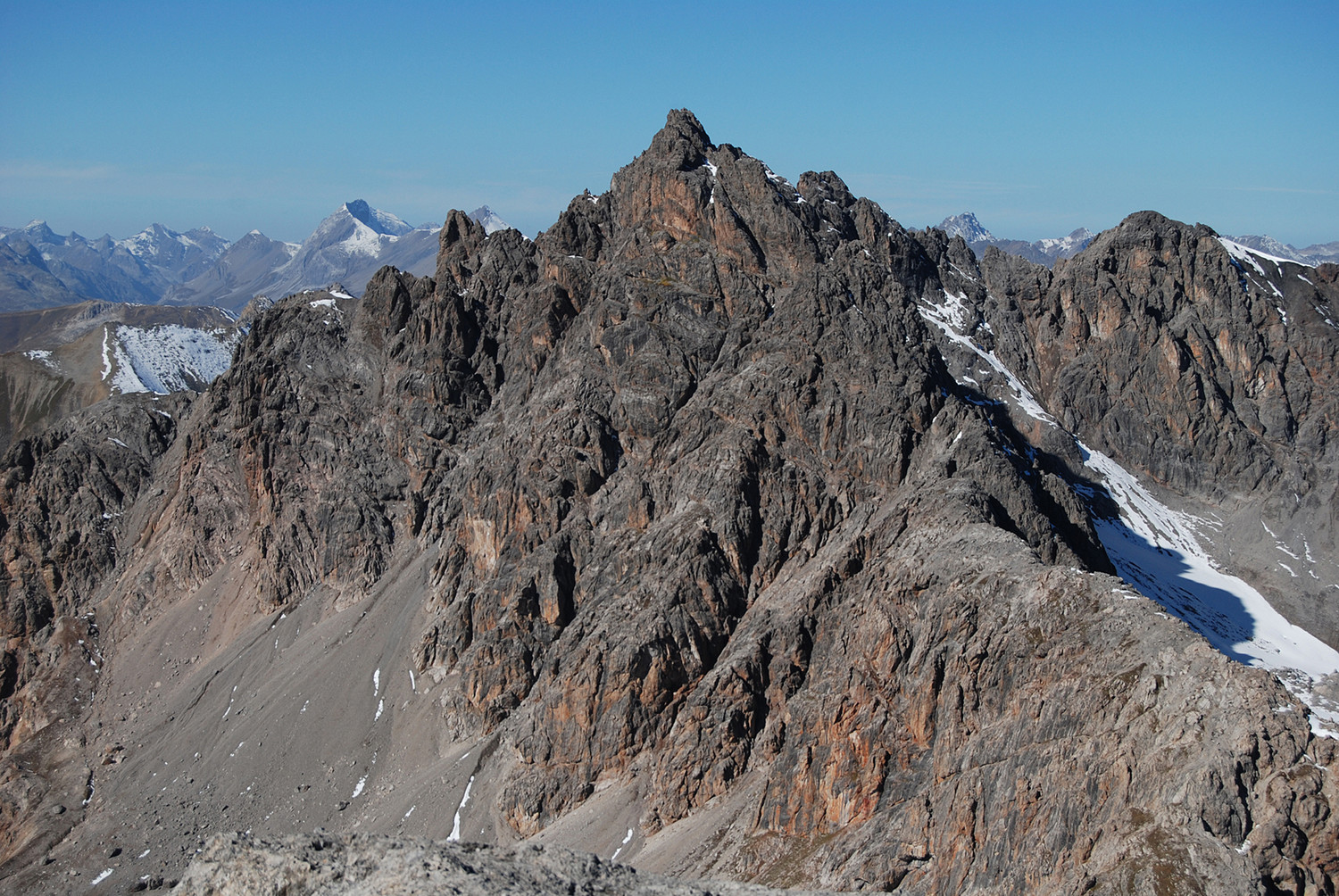 Il Piz Saliente 3048 m visto dalla Corna Cavalli 2991 m.