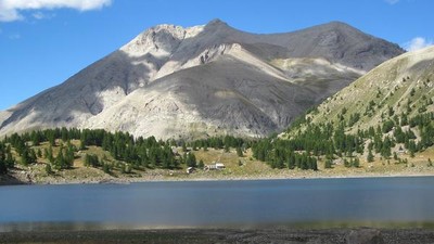 Le refuge et le mont Pelat Le refuge et le mont Pelat