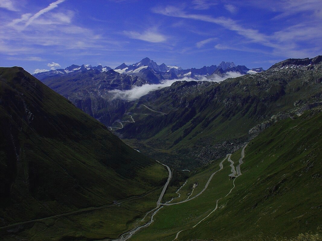 la grande route des Alpes et les 4000 au fond