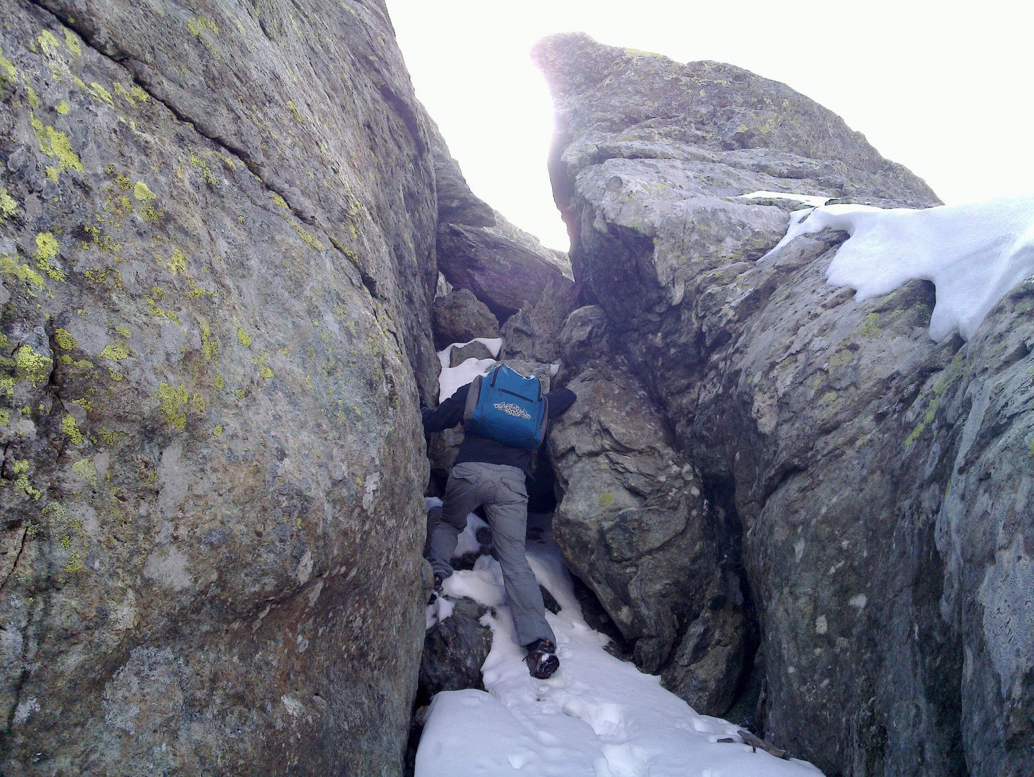 le couloir avec le bloc coincé ; bien platré