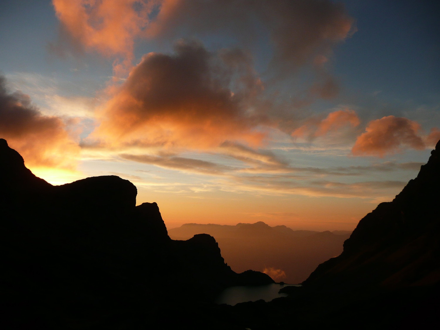 coucher du soleil sur le lac du Crozet depuis le col de la Pra