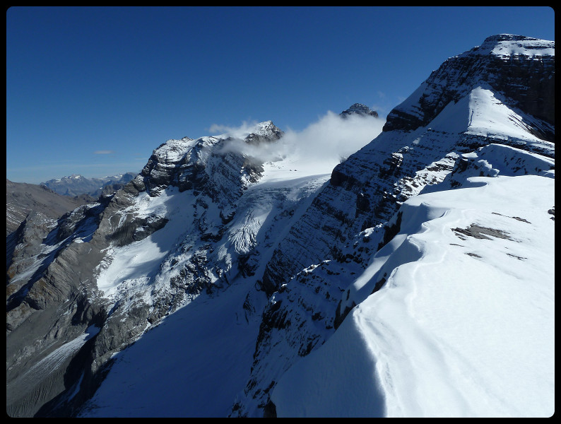 Au sommet, Eglise, Dôme, Tour Sallière dans les nuages et arête W du Ruan