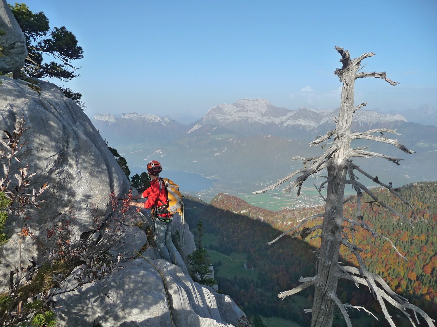 fin de la traversée, le lac d'annecy en contrebas