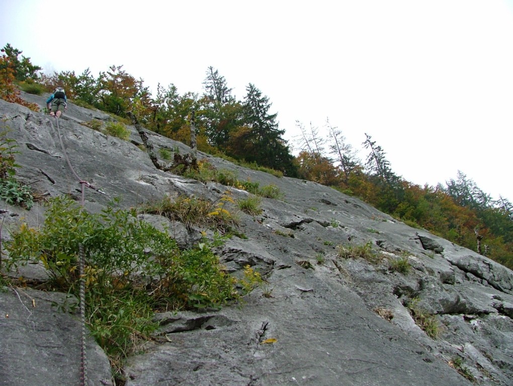 Dalle du Latay : jonction vers la dalle du Tuet L2, à droite haut de L2 du "Vieux clou" et L2 de "Ligne de Vie"