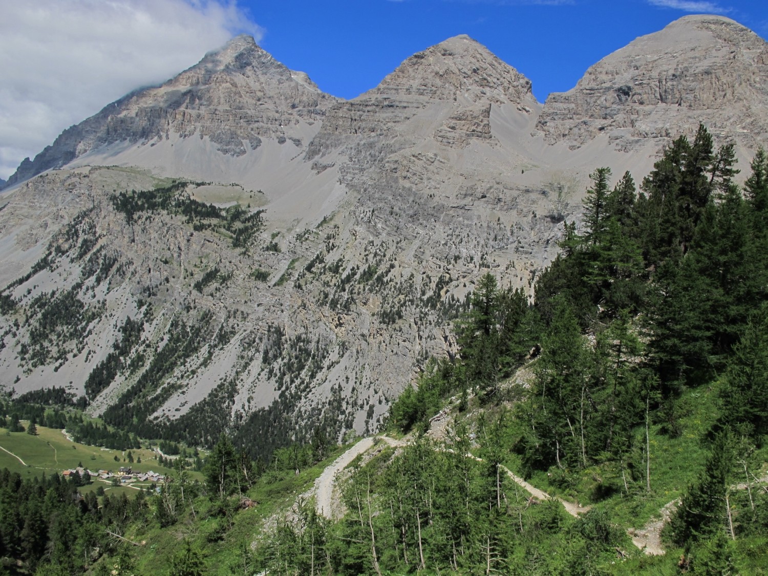 les Rois Mages et les Granges de la Vallée Etroite en bas