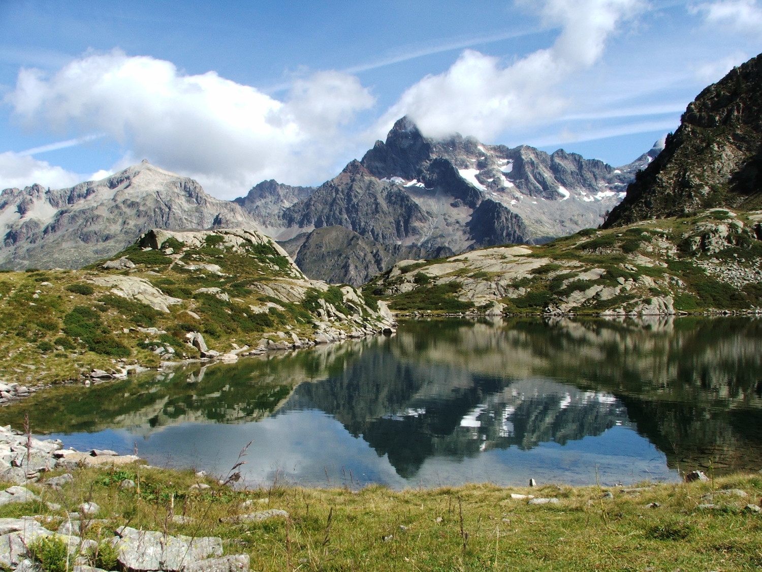 Reflet de l'olan dans le lac de pétarel