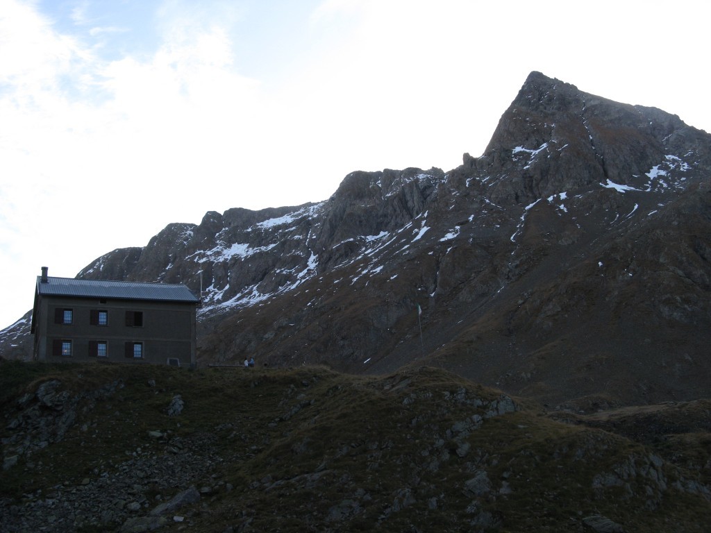 Il rifugio Bardellino e il pizzo Strinato con il versante di salita della ferrata.
