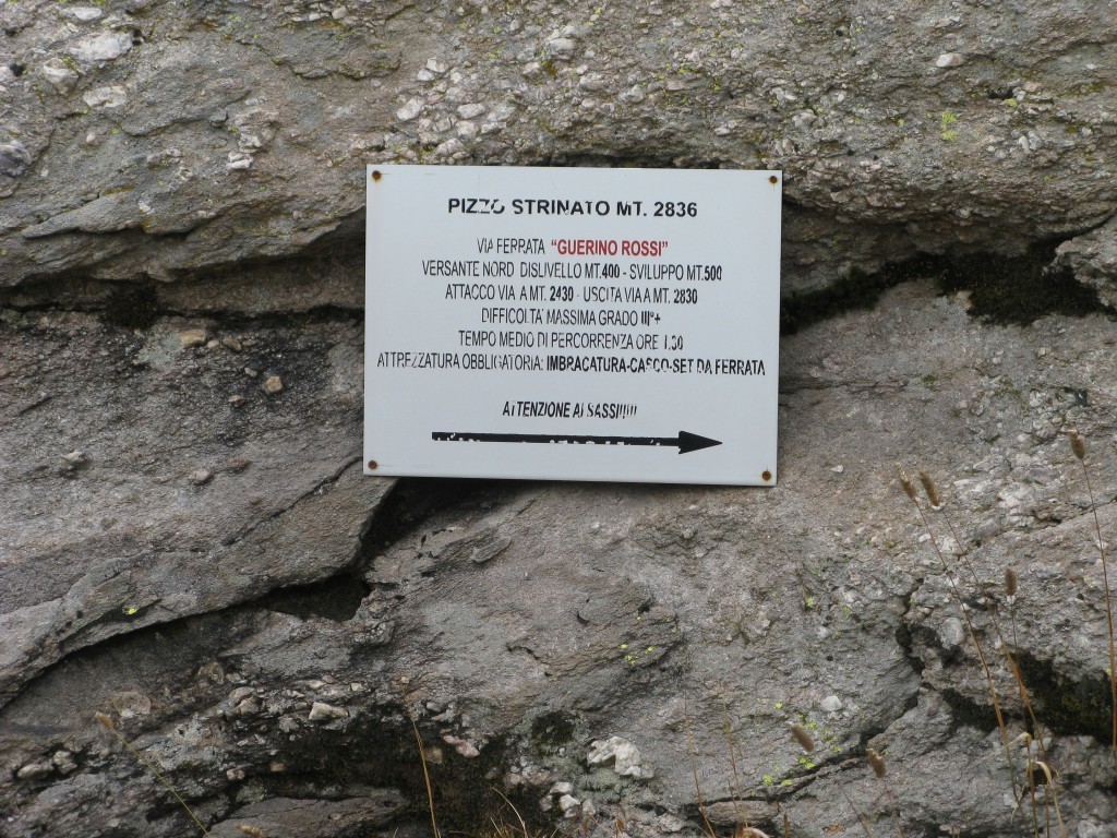 La targa posta poco sotto il rifugio, che indica la ferrata.
