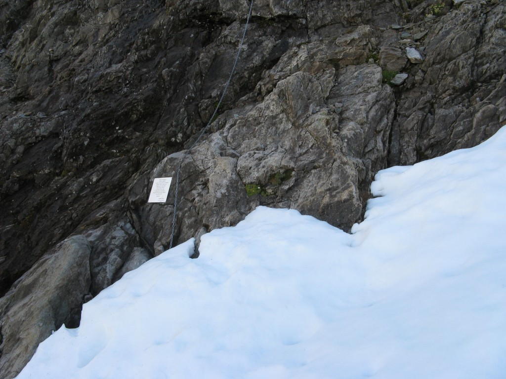 L'attacco della ferrata, con targa commemorativa.