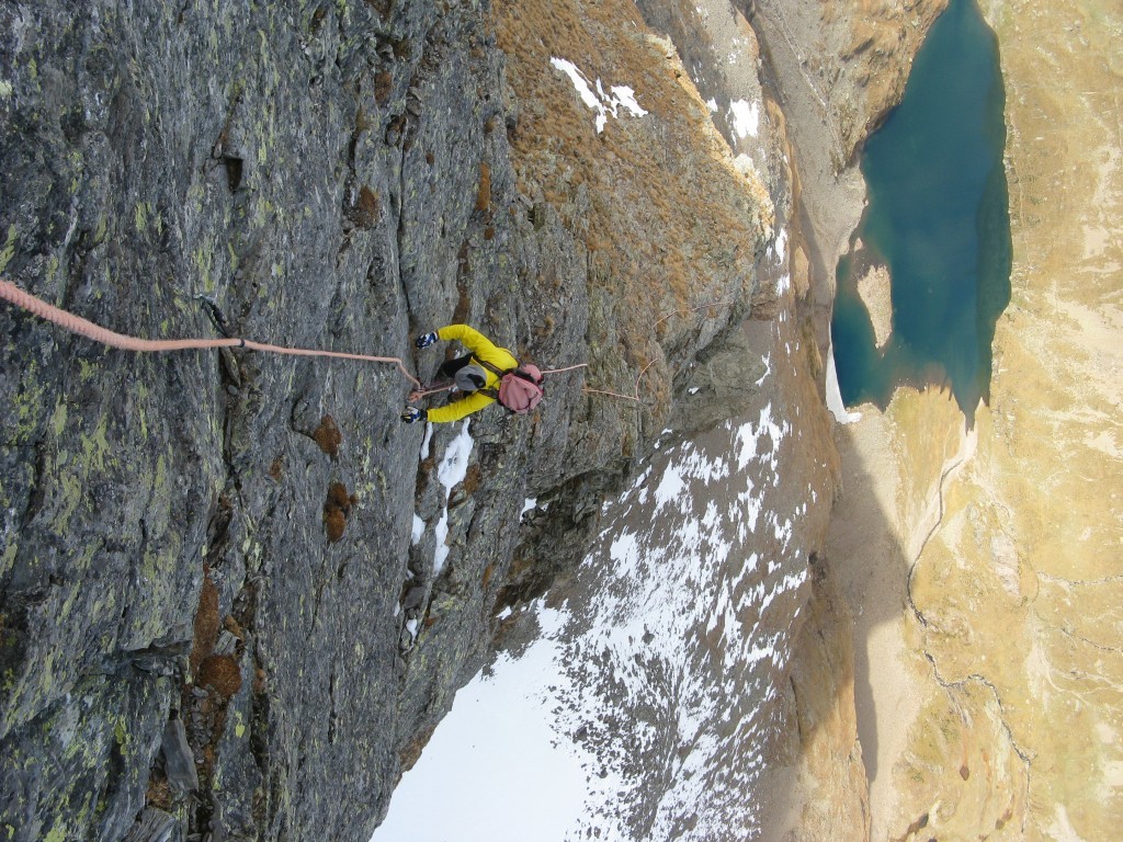 Parte alta della ferrata con il lago Naturale più in basso.
