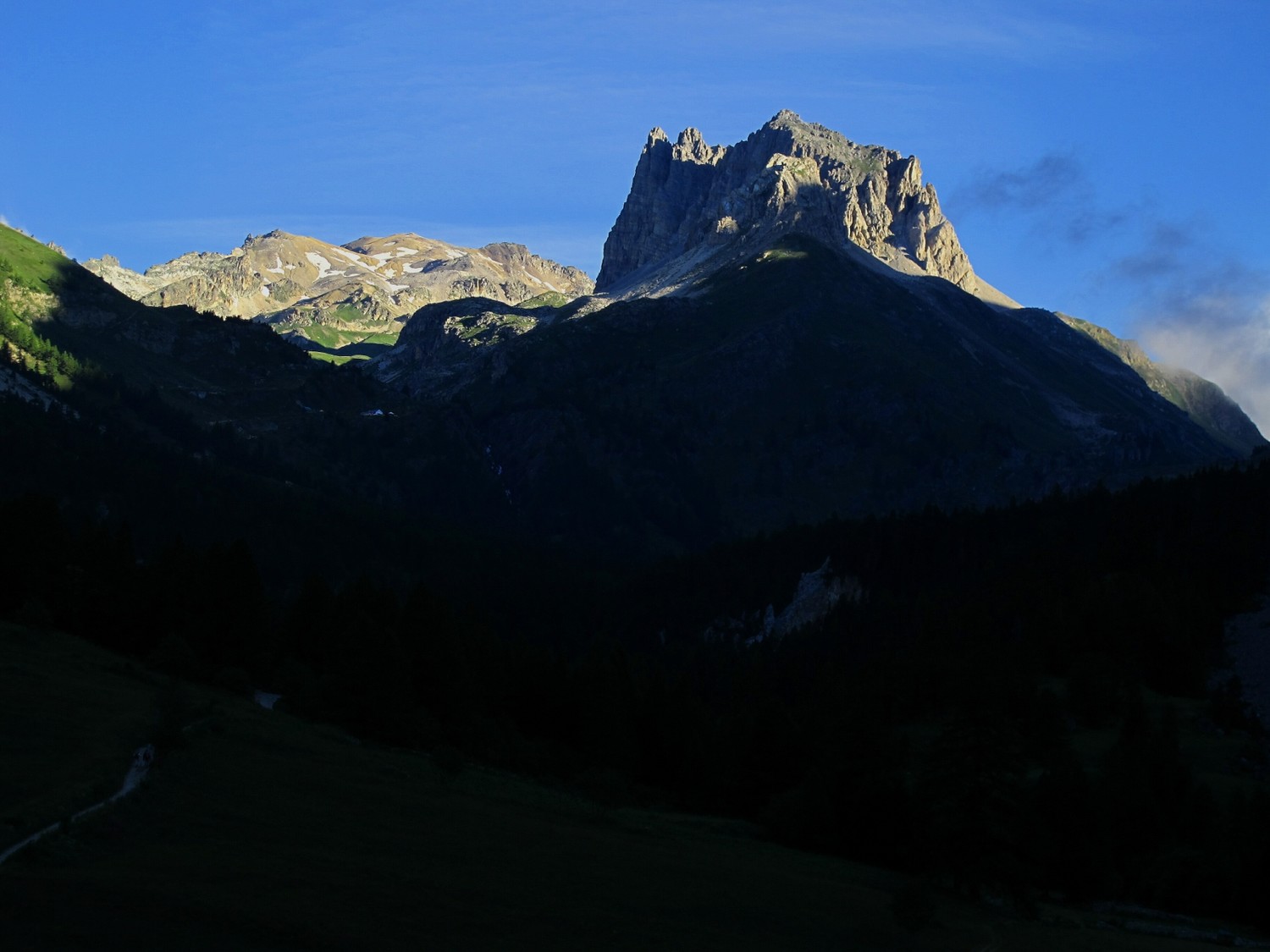 les lueurs du soleil sur le mont Thabor et le grand Séru