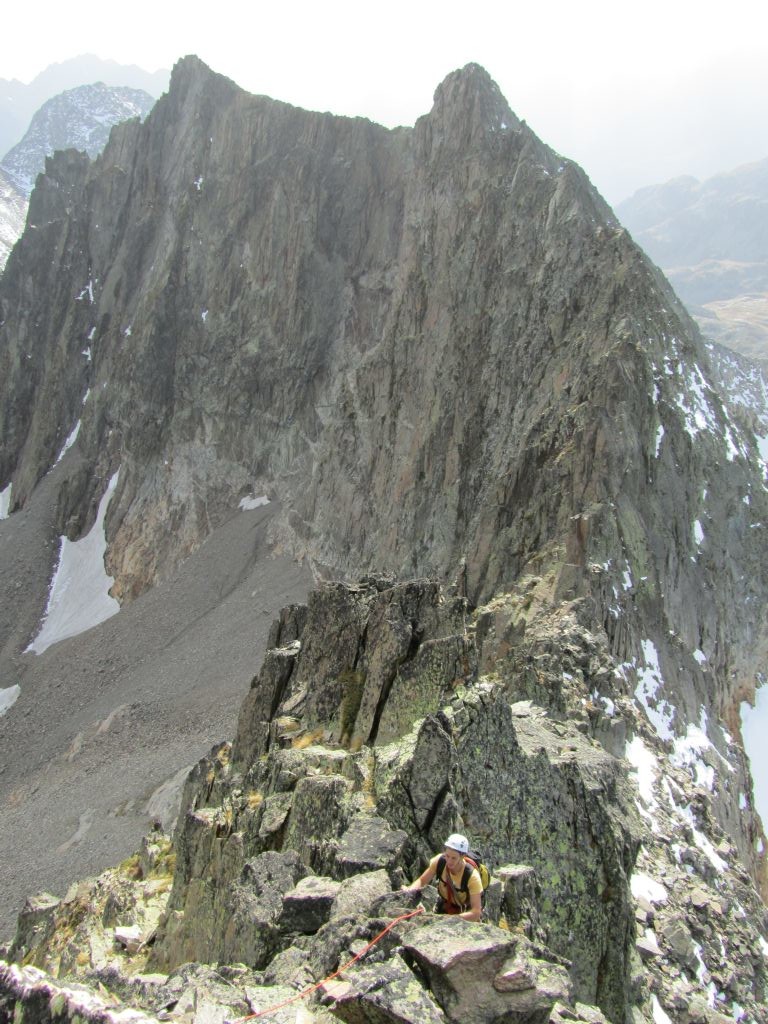 Dernières longueurs de la Pyramide, l'enfilade des arêtes en arrière-plan