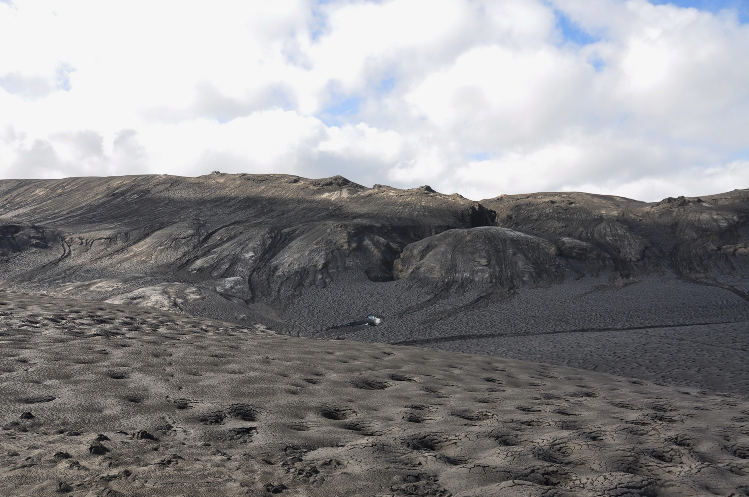 Glacier recouvert de cendres au col de Fimmvorduhals, Islande