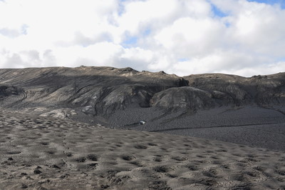 Glacier recouvert de cendres au col de Fimmvorduhals, Islande Glacier recouvert de cendres au col de Fimmvorduhals, Islande