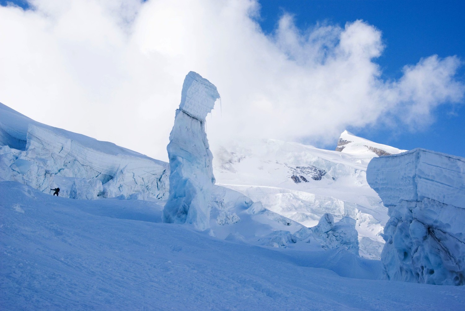 Totem sur fond de Grand Combin