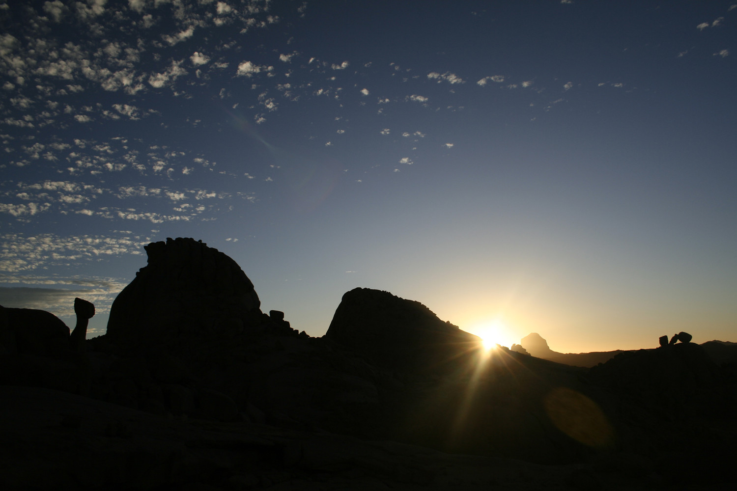 Lever de soleil dans le Hoggar (Algérie)