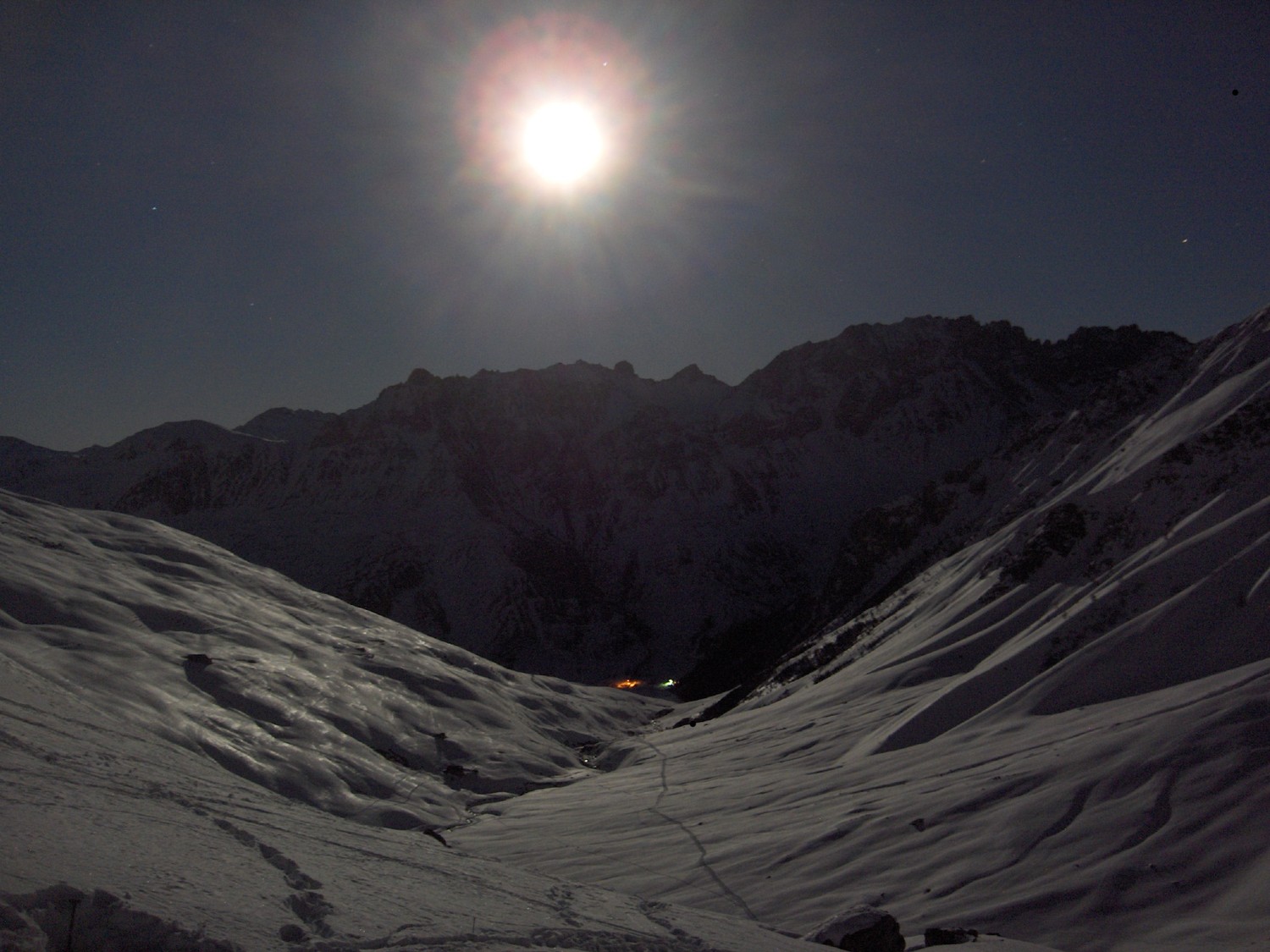 Pleine lune sur le hameau de Bonnenuit (Aiguilles d'Arves)