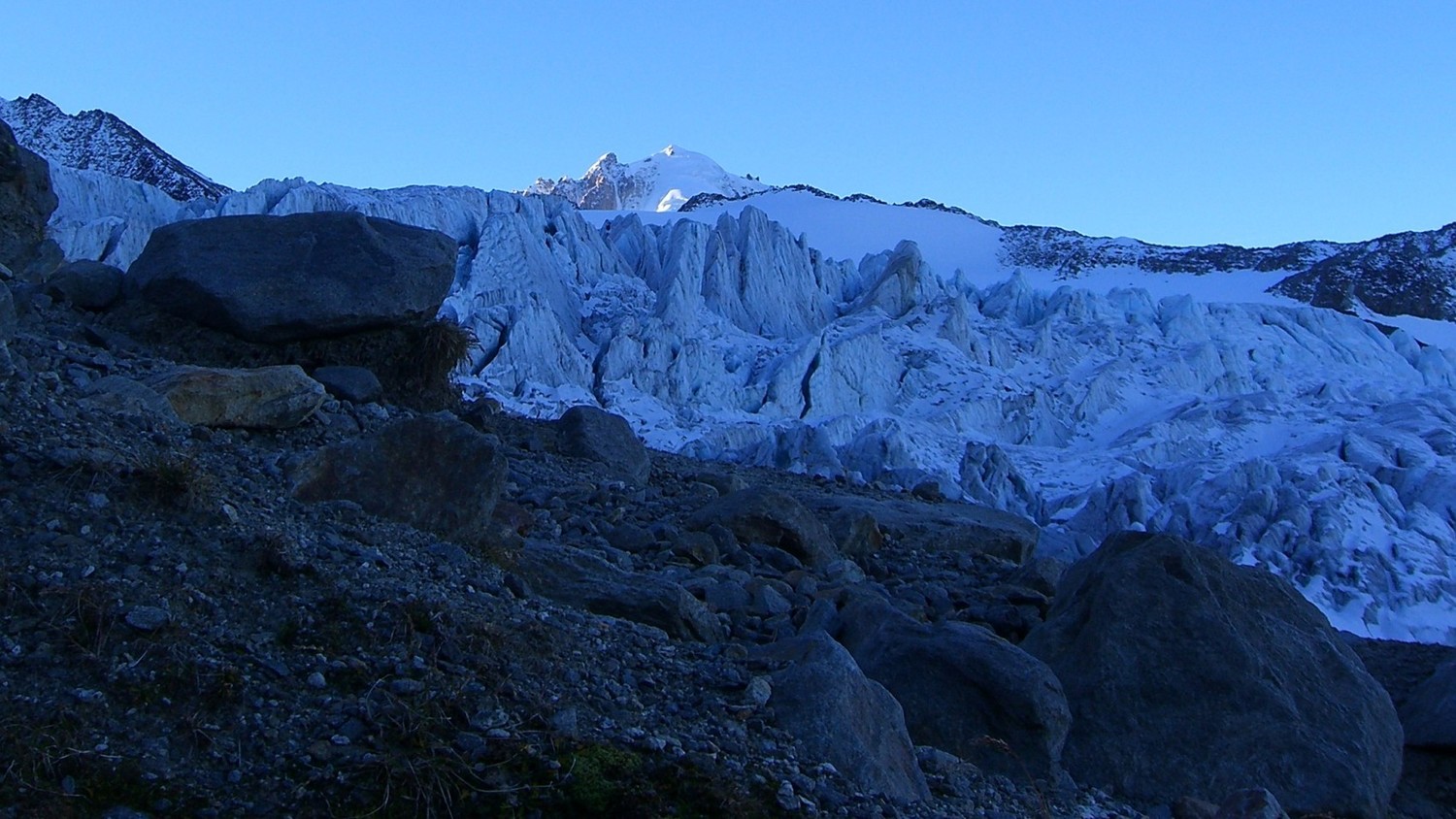 Aig Tour-en passant par la moraine