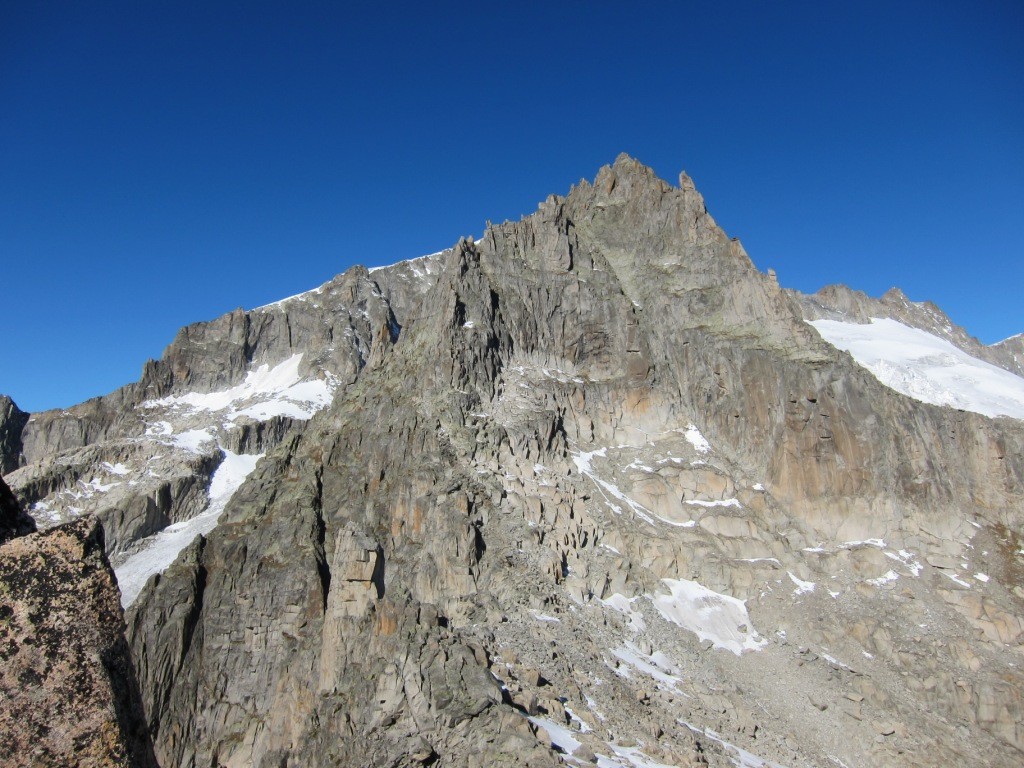 voilà Le Gross Bielenhorn avec l'arête SE au centre