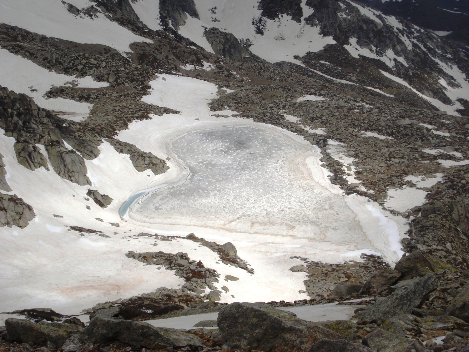 Coeur de glace : Lac de Bastani depuis le Monte Rinosu (Corse)