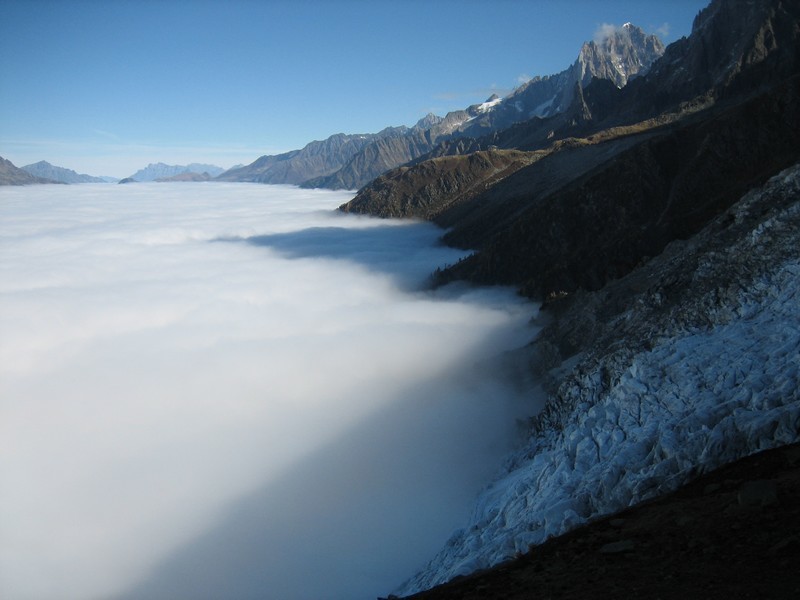 Le glacier des bossons plongeant dans les brumes