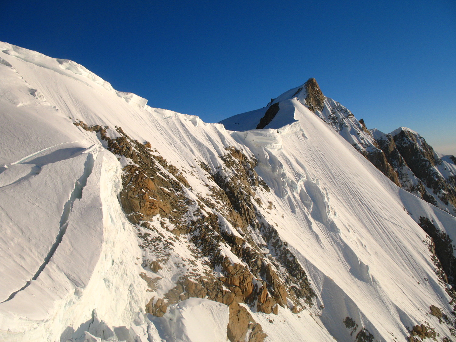 Le sommet du Mont Maudit vu depuis la Brenva