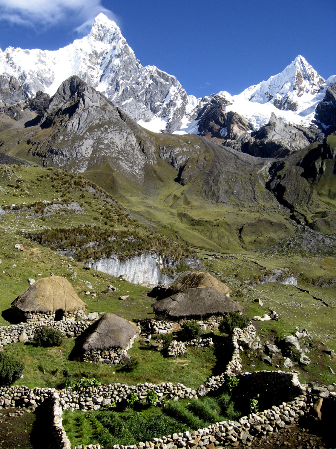 Cabanes de bergers dans la Cordillera Huayhuash