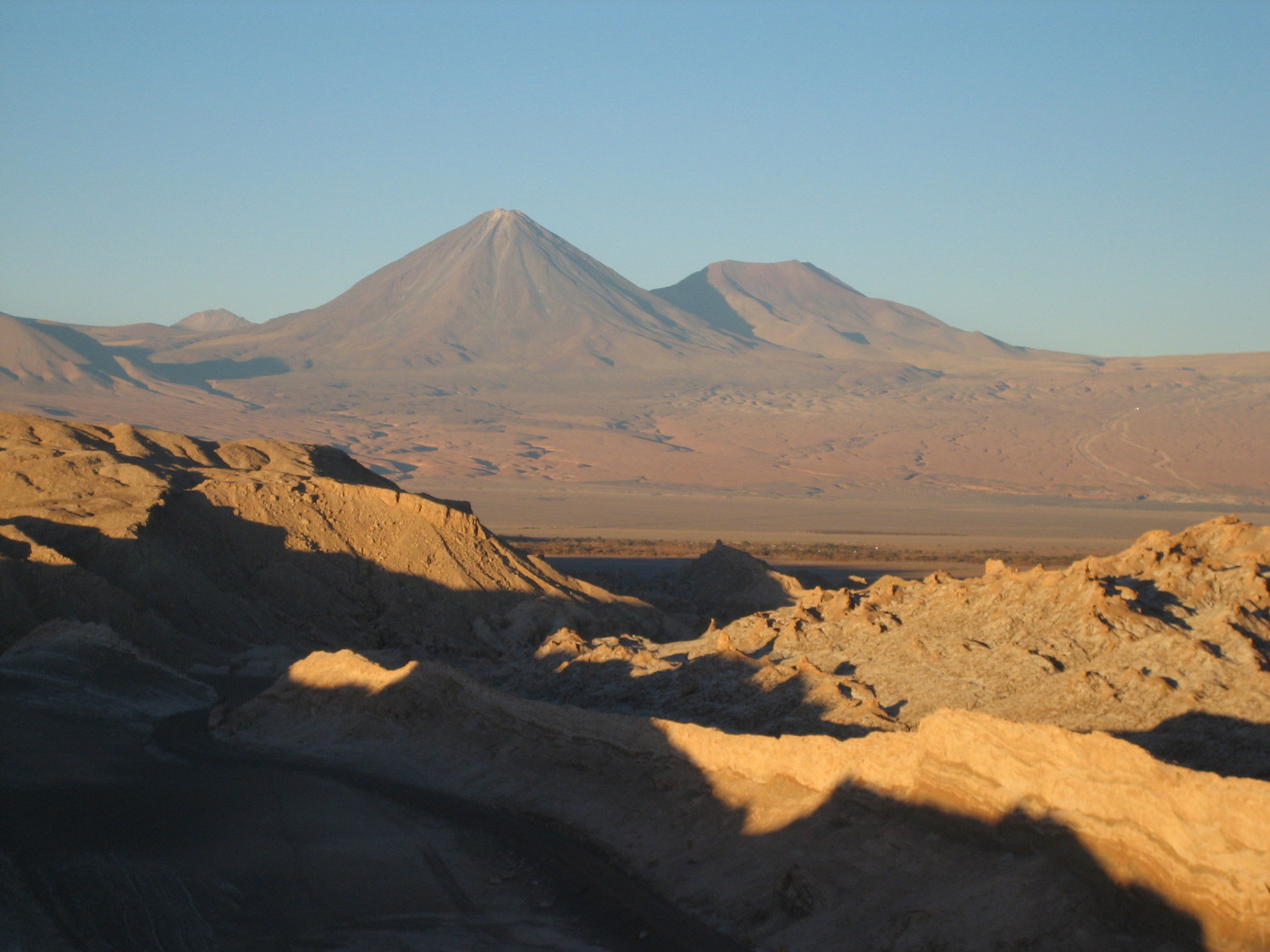 Vue sur le Licancabur depuis la vallée de la Lune