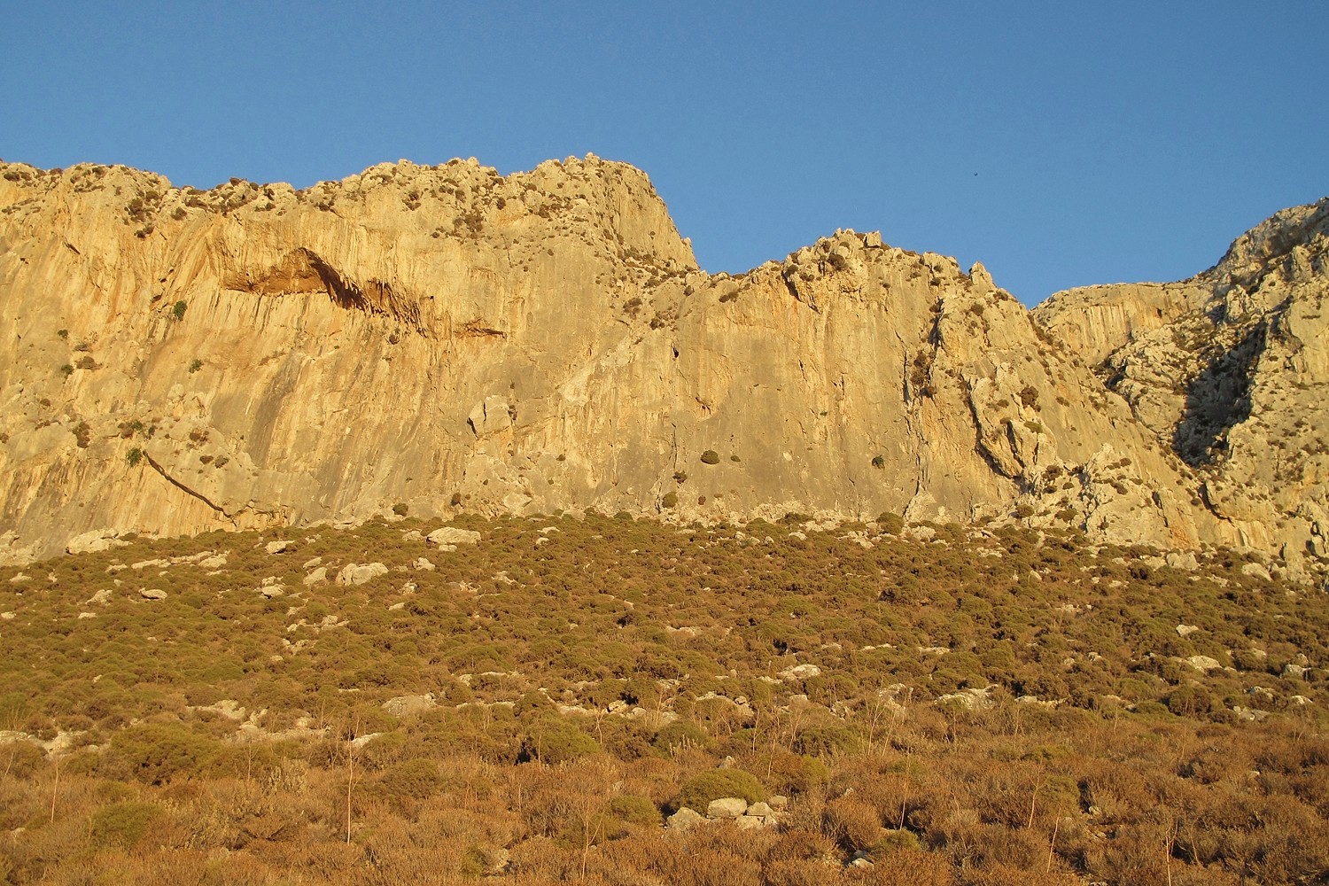 Le secteur Poets (Kalymnos) vu du chemin d'accès ; à G, le toit caractéristique