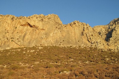 Le secteur Poets (Kalymnos) vu du chemin d'accès ; à G, le toit caractéristique
