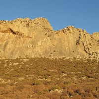 Le secteur Poets (Kalymnos) vu du chemin d'accès ; à G, le toit caractéristique