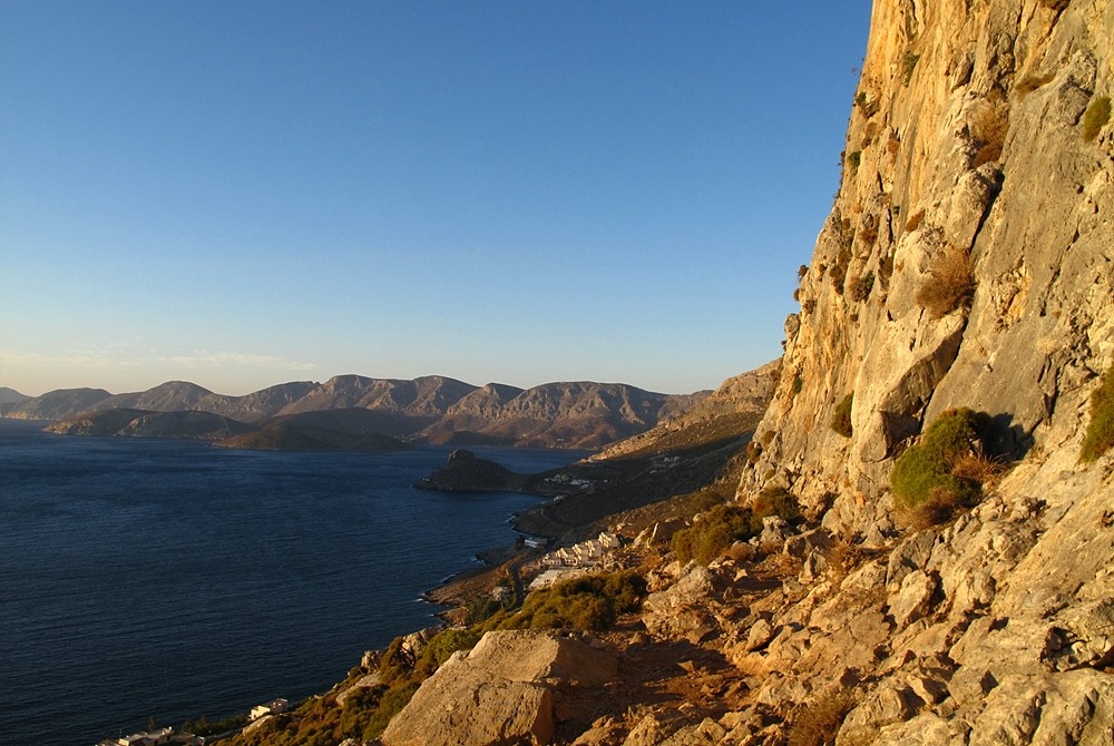 De secteur Poets (Kalymnos), vue vers le N et la baie d'Emporios