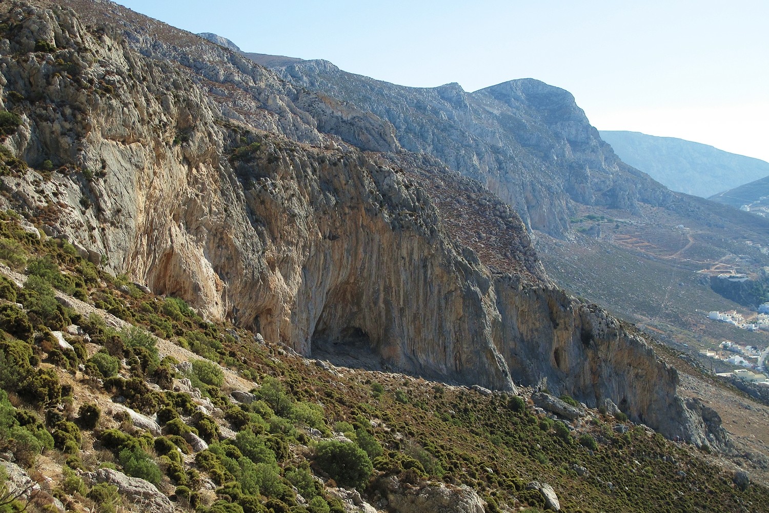 Kalymnos : le secteur Odyssey vu du secteur School