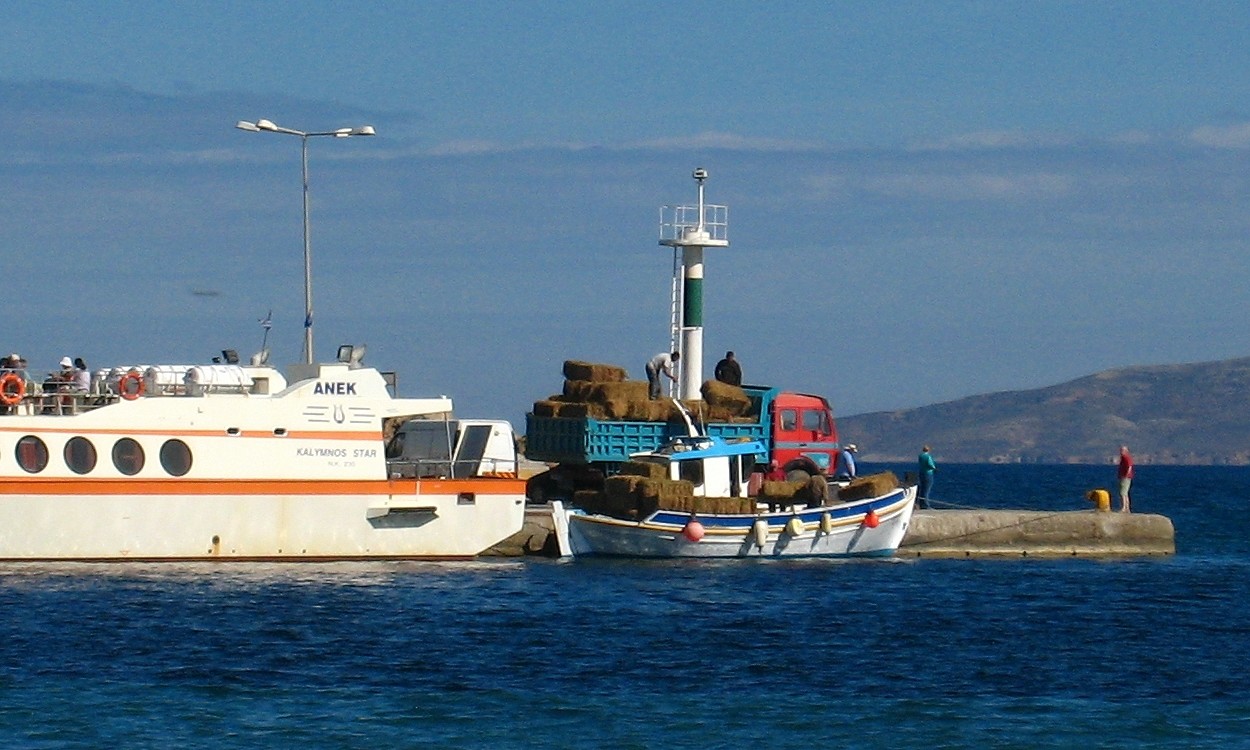 "Il attendait sur un bateau chargé de paille..."