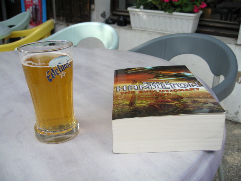 Bière.. check. Livre... check. Finalement pas de regret pour le transport du pavé